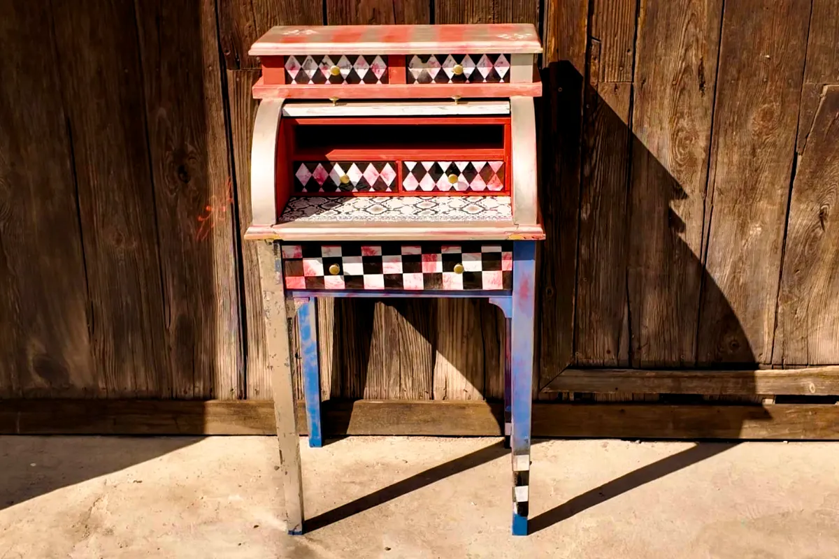 Mueble restaurado multicolor