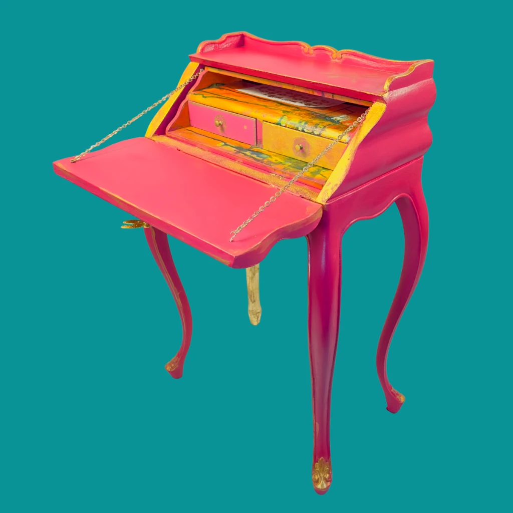 Vista frontal de la cómoda restaurada