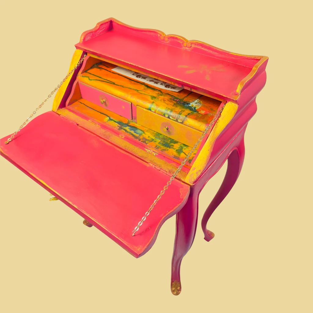 Interior del cajón con papel artesanal