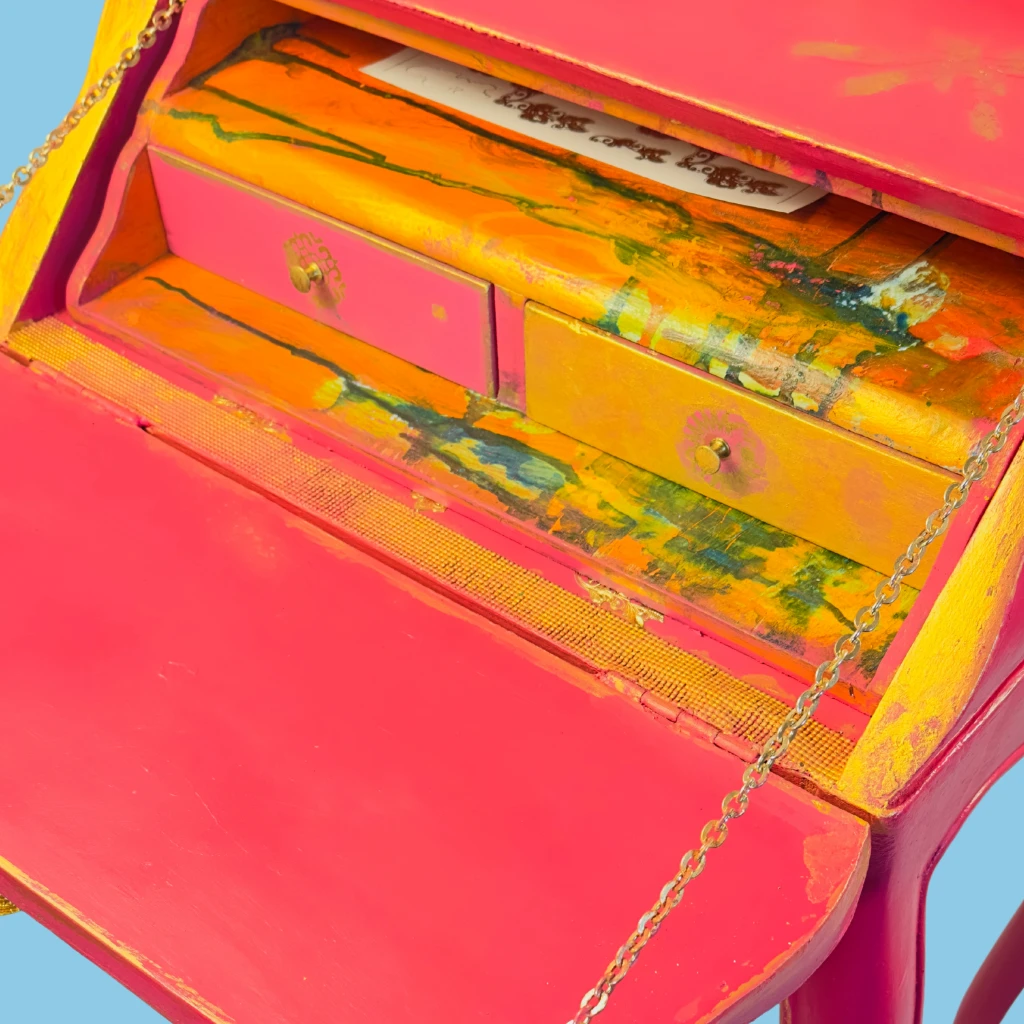 Interior del cajón con papel artesanal