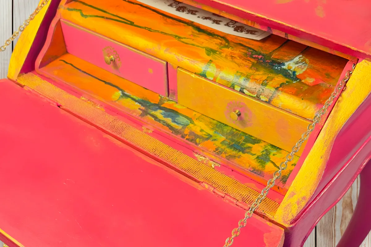 Detalle artesanal de cajonera